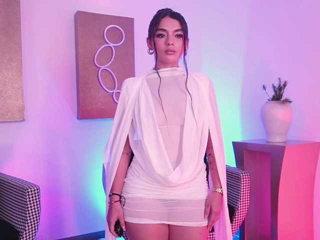 JulietteMoreau live cam on BongaCams
