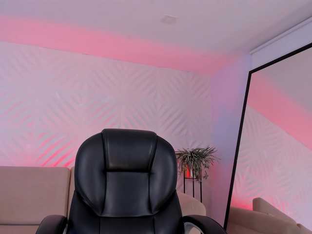 JulietteMoreau live cam on BongaCams