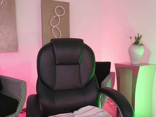 JulietteMoreau live cam on BongaCams