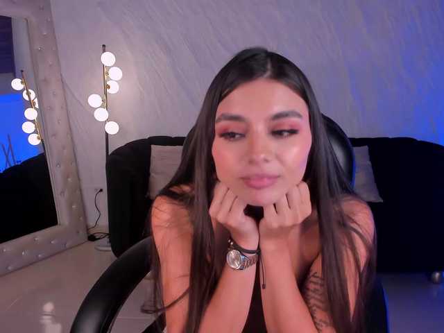 JulietteMoreau live cam on BongaCams