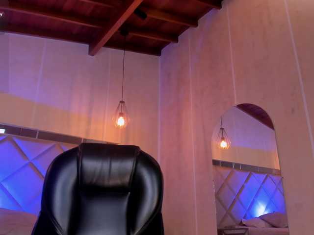 JulietteMoreau live cam on BongaCams