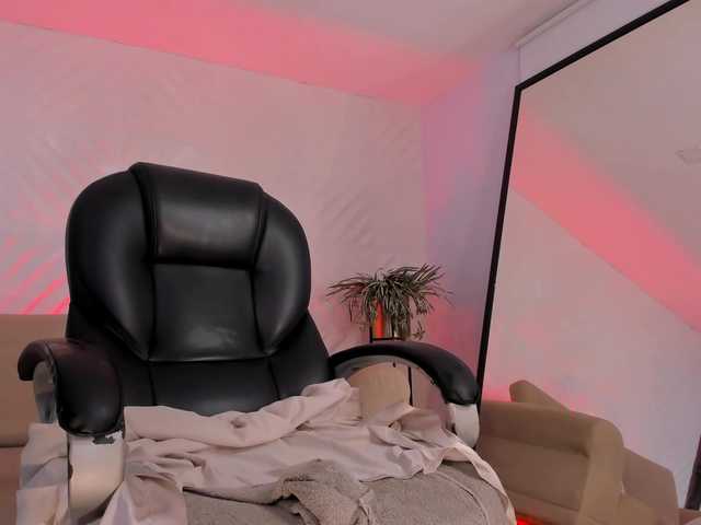 JulietteMoreau live cam on BongaCams