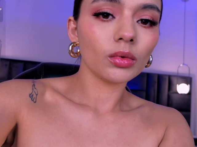 JulietteMoreau live cam on BongaCams