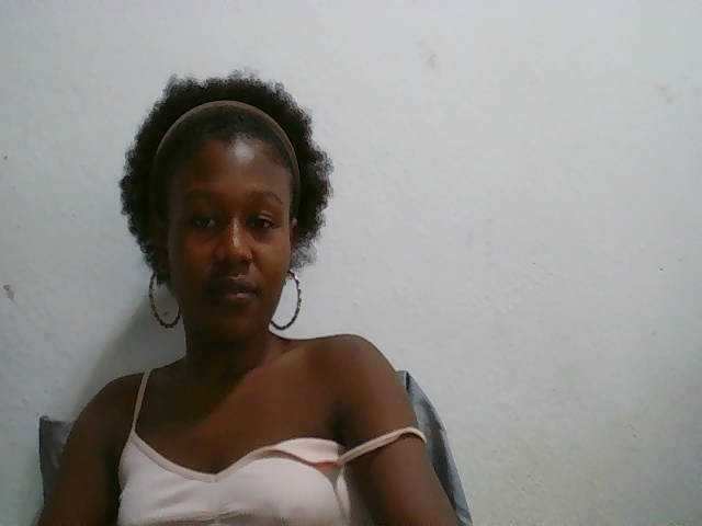 Zinah1 live cam on BongaCams