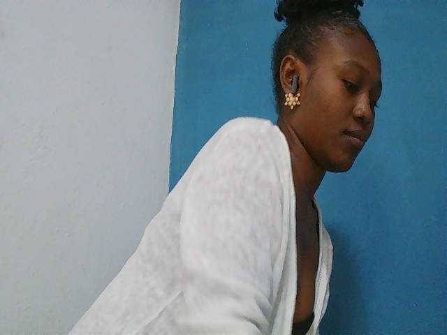 Zinah1 live cam on BongaCams