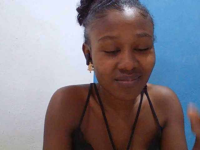 Zinah1 live cam on BongaCams