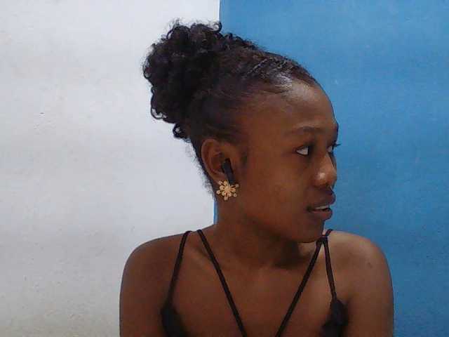 Zinah1 live webcam show