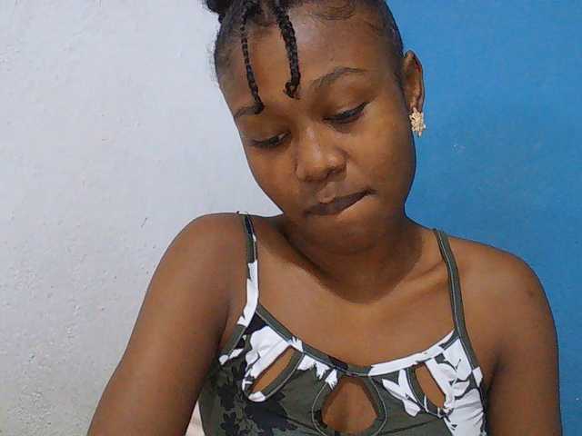 Zinah1 live cam on BongaCams