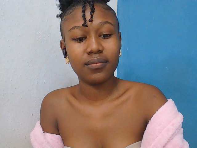 Zinah1 live cam on BongaCams