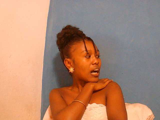 Zinah1 live cam on BongaCams