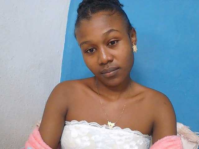 Zinah1 live cam on BongaCams