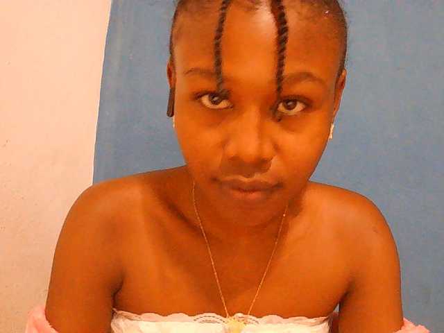 Zinah1 live cam on BongaCams