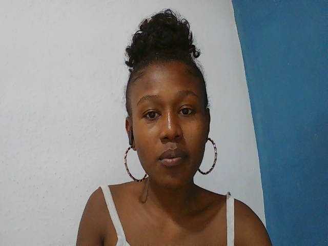 Zinah1 live cam on BongaCams