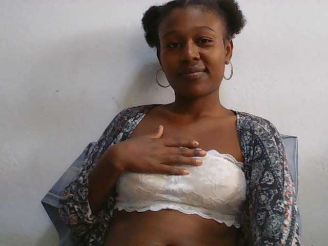 Zinah1 live cam on BongaCams