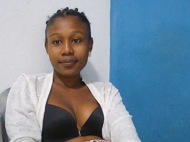 Zinah1 live cam on BongaCams