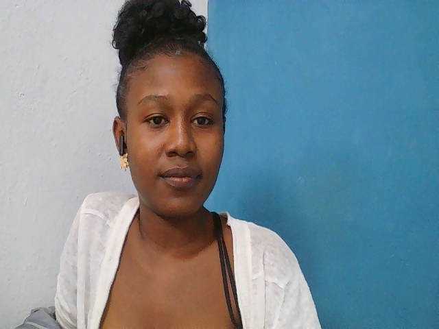 Zinah1 live cam on BongaCams