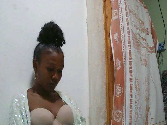Zinah1 live cam on BongaCams