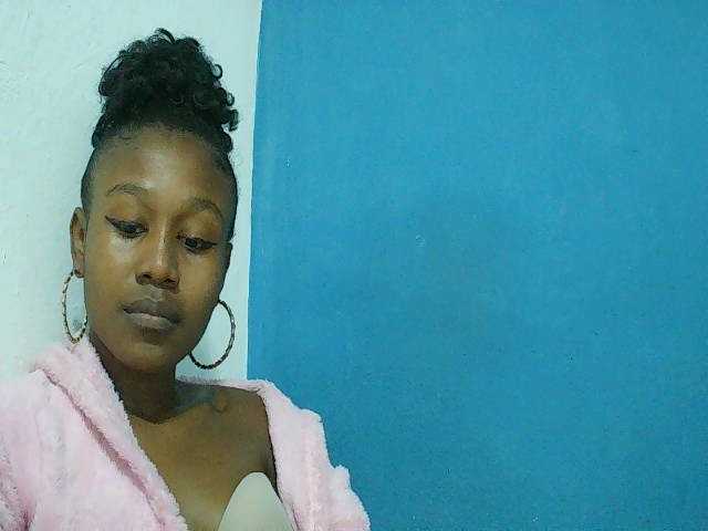 Zinah1 live cam on BongaCams