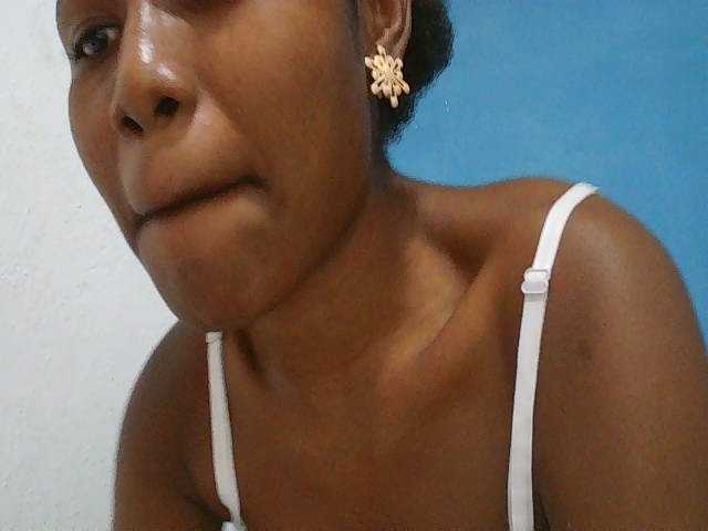 Zinah1 live cam on BongaCams