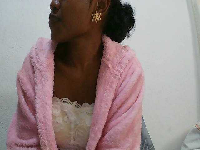 Zinah1 live cam on BongaCams