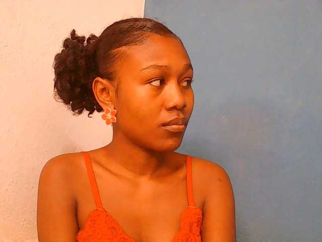 Zinah1 live cam on BongaCams