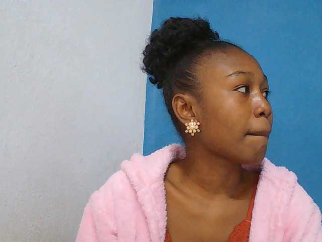 Zinah1 live webcam show