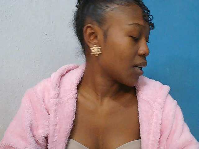 Zinah1 live cam on BongaCams