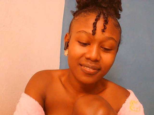 Zinah1 live cam on BongaCams
