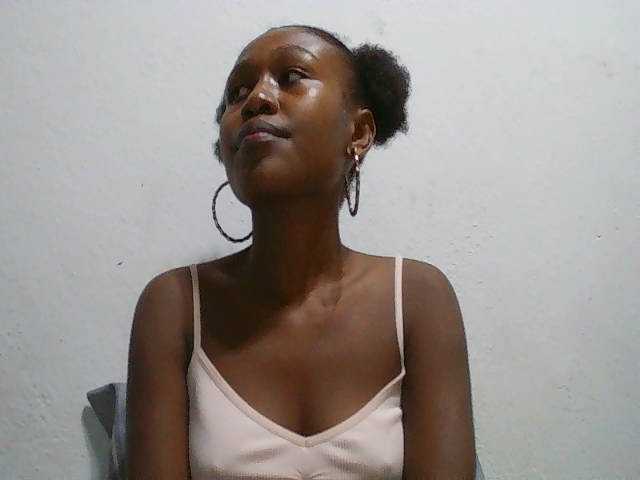 Zinah1 live cam on BongaCams