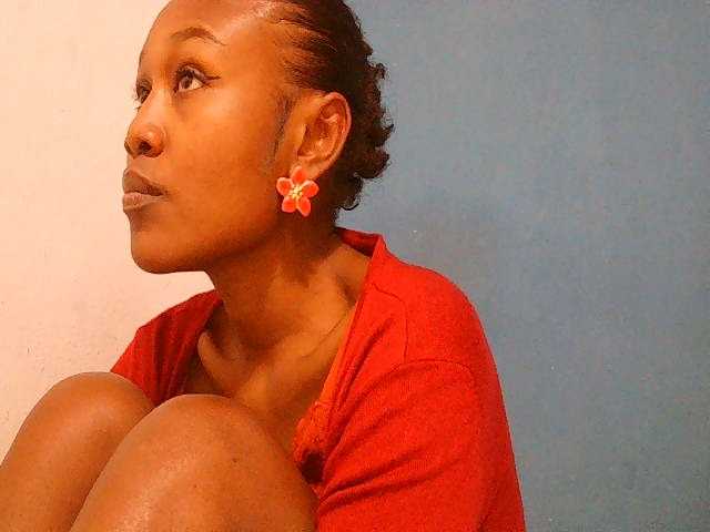 Zinah1 live cam on BongaCams