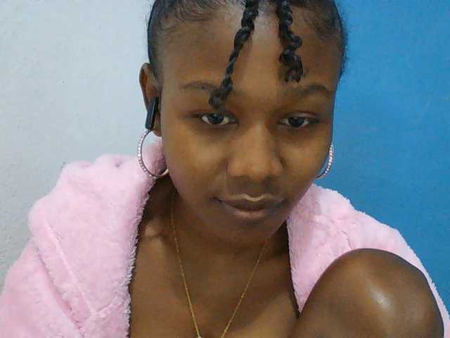 Zinah1 live cam on BongaCams