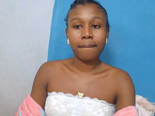 Zinah1 live cam on BongaCams