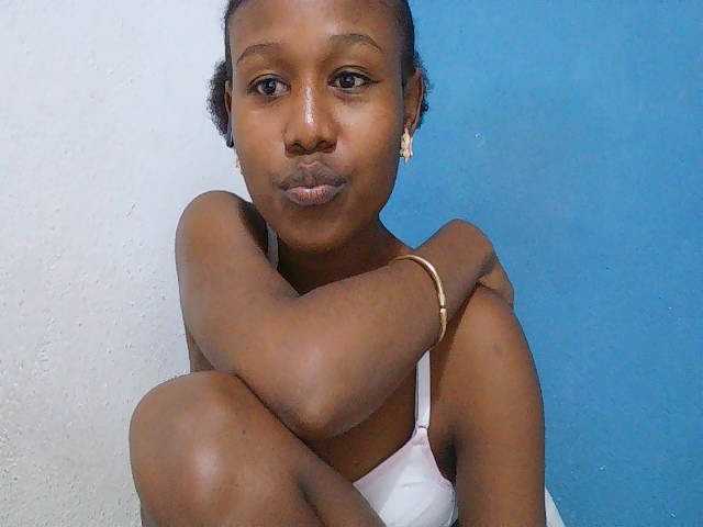 Zinah1 live cam on BongaCams