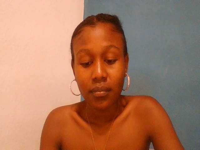Zinah1 live cam on BongaCams