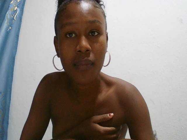 Zinah1 live cam on BongaCams