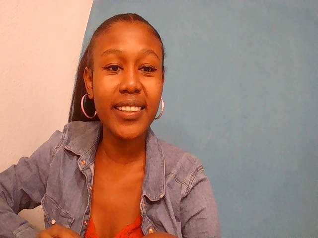Zinah1 live cam on BongaCams