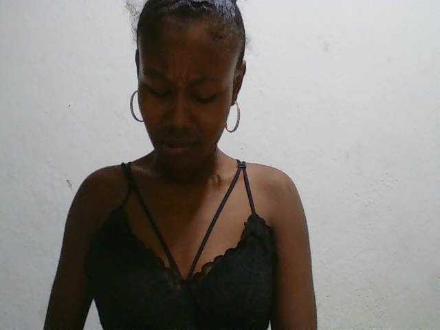 Zinah1 live cam on BongaCams