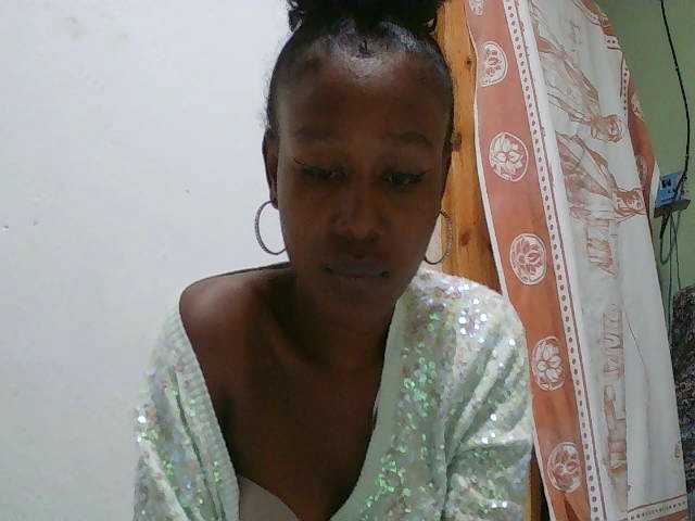 Zinah1 live cam on BongaCams