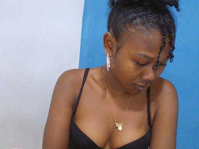 Zinah1 live webcam show