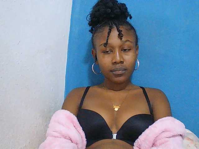 Zinah1 live webcam show