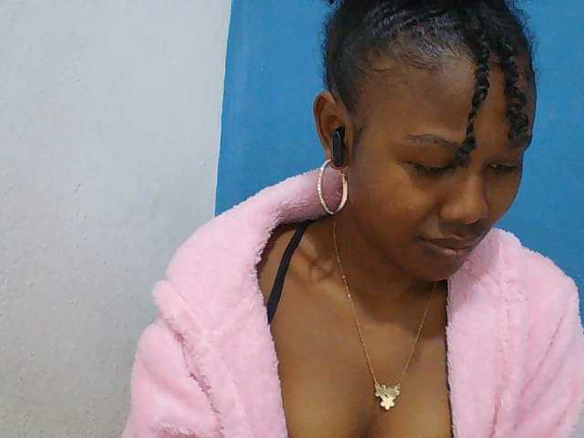 Zinah1 live cam on BongaCams