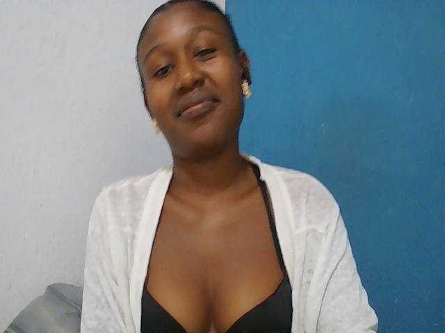 Zinah1 live cam on BongaCams