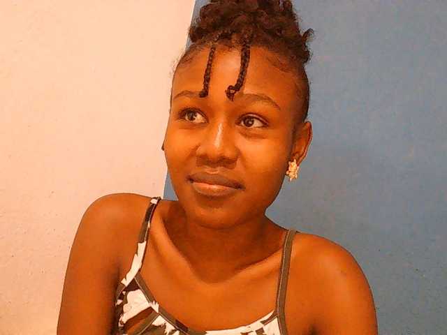 Zinah1 live cam on BongaCams