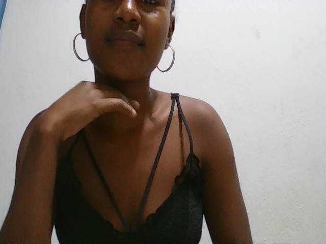 Zinah1 live cam on BongaCams