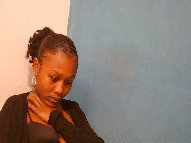 Zinah1 live cam on BongaCams
