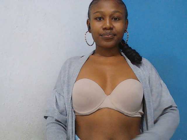 Zinah1 live cam on BongaCams