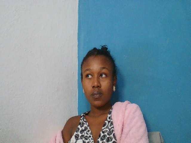 Zinah1 live cam on BongaCams