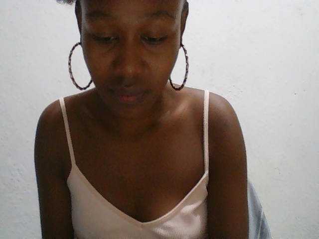 Zinah1 live cam on BongaCams
