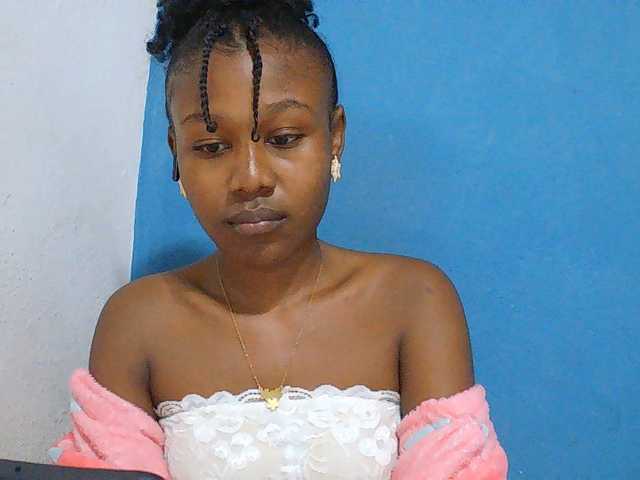 Zinah1 live cam on BongaCams