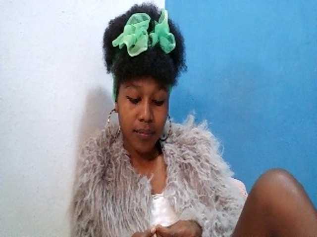 Zinah1 live webcam show
